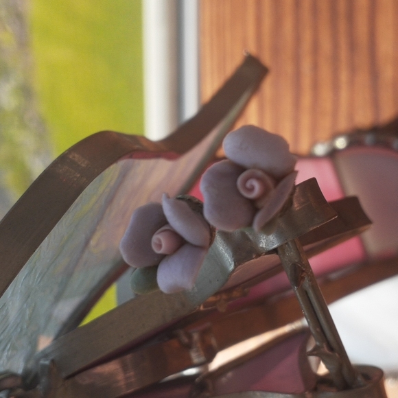 Free standing pink stainglass angel with porcelain roses. - Picture 5 of 6